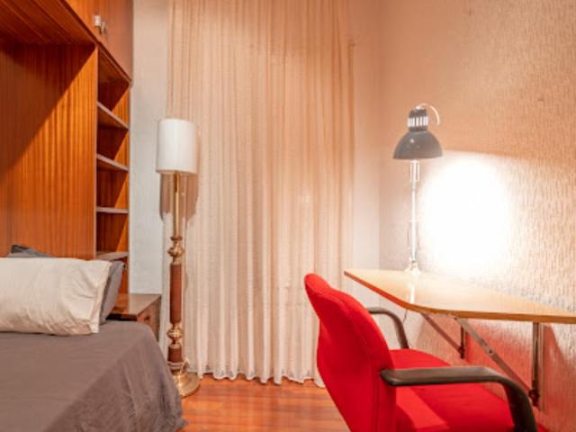Cosy double bedroom in a 4 Bedroom apartment close to Jardins Baix Guinardó