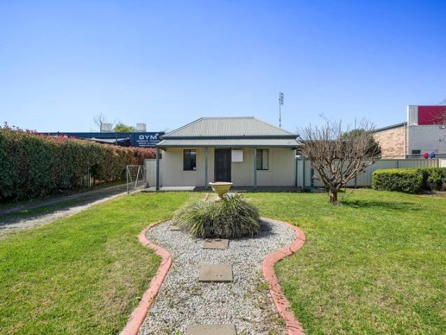 Cosy Edge of Town Living with Exceptional Extras