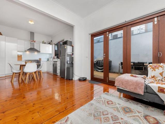 COSY FAMILY HOME ONLY 15 MINUTES AWAY FROM THE CITY