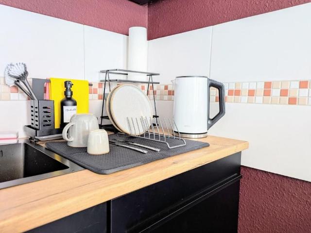 Cosy flat with box spring bed, terrace and private parking space, Chemnitz Amsterdam Apartments for Rent