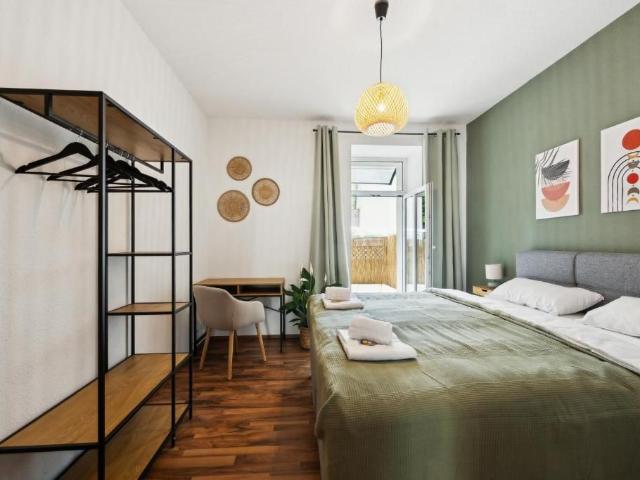 Cosy flat with box spring bed, terrace and private parking space, Chemnitz Amsterdam Apartments for Rent