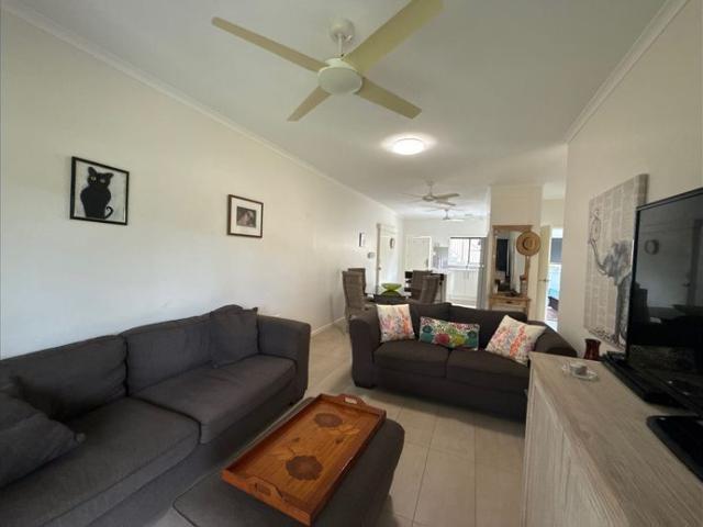 Cosy Ground Floor Unit Across From The Beach !