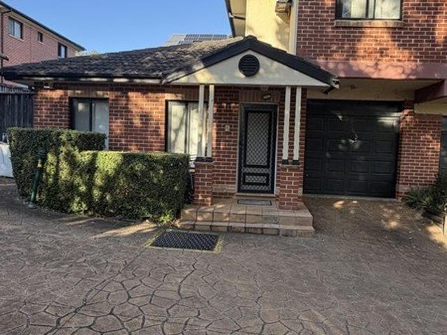 Cosy home with tranquility and Carlingford west public school catchment area