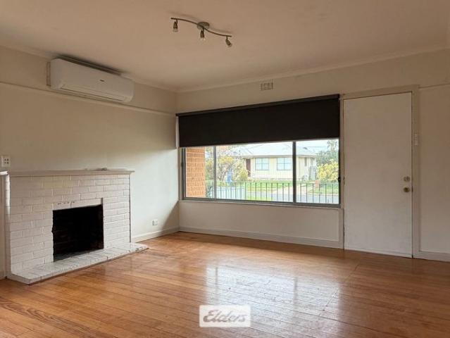 Cosy Home with an Updated Bathroom & Spacious Backyard