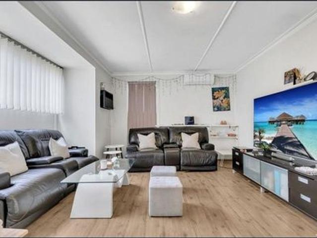 Cosy home with oversized garage for storage