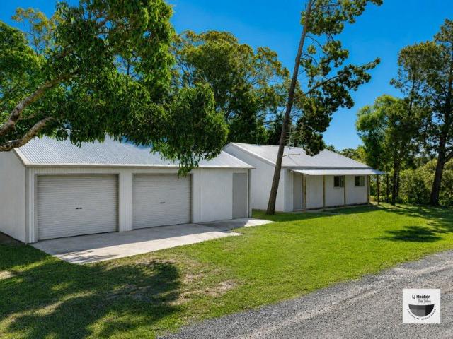 COSY ISLAND COTTAGE WITH HUGE 80m2 SHED & CAR HOIST WALK TO WAHINE BOAT RAMP!