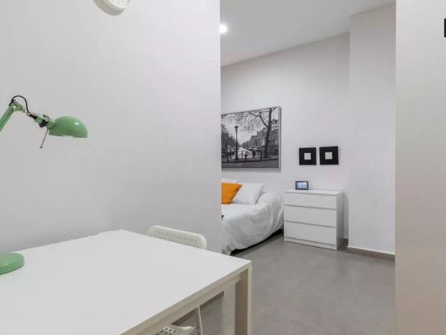 Cosy room for rent in 5 bedroom apartment in L'Eixample