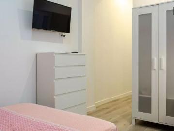 Cosy room for rent in 6 bedroom apartment in Burjassot