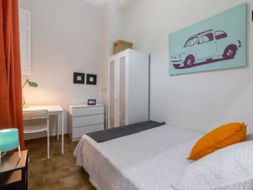 Cosy room in 6 bedroom apartment, L’Eixample