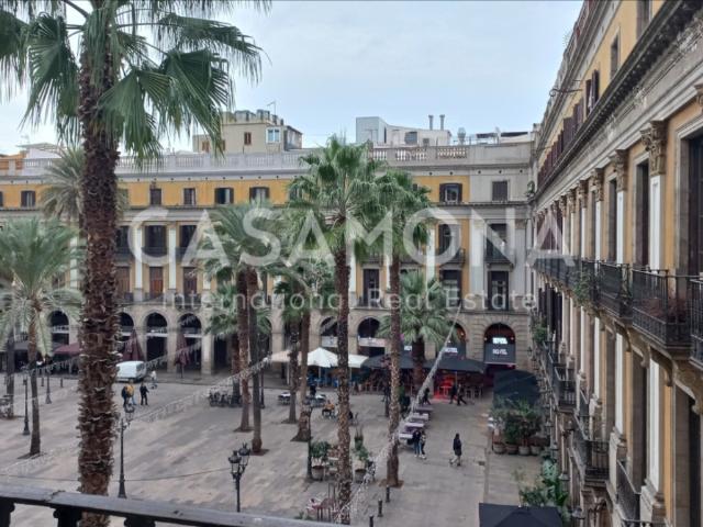 Cosy Studio with Elevator, Balcony and Views over Plaza Reial