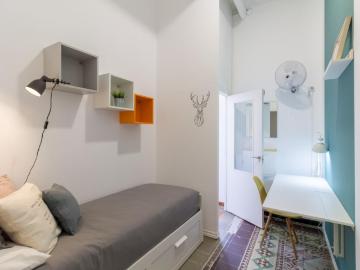 Cosy single bedroom near Lesseps metro station