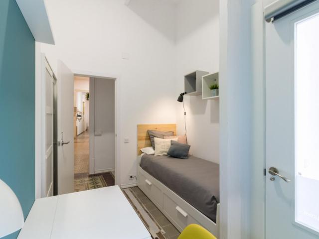 Cosy single bedroom near Lesseps metro station