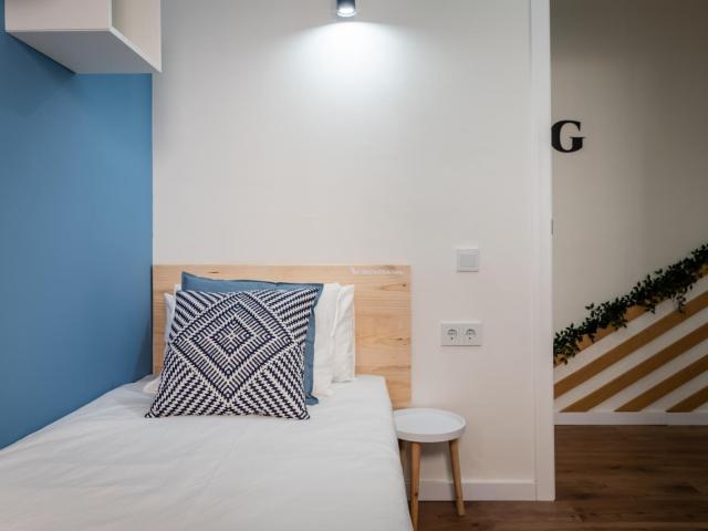Cosy single bedroom in a 7 Bedroom apartment, near Urquinaona metro station