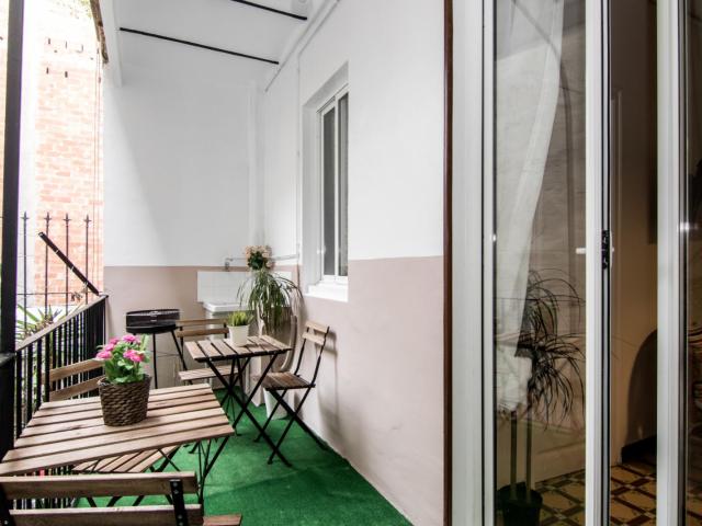 Cosy single bedroom in a modern flat with balcony, close to Collblanc metro station