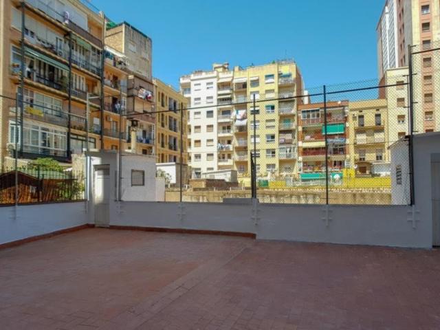 Cosy single bedroom in a student flat, in La Nova Esquerra de l'Eixample