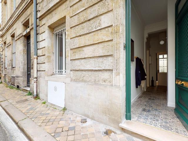 Cosy single ensuite bedroom with a kitchenette near Palais Gallien