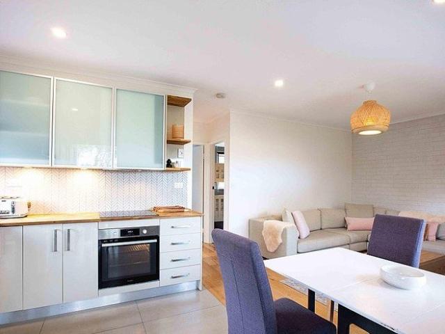 Cosy Two Bedroom Apartment with Lake Views