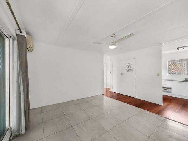 Cosy Two Bedroom Apartment on a Quiet and Breezy Hill in Kelvin Grove