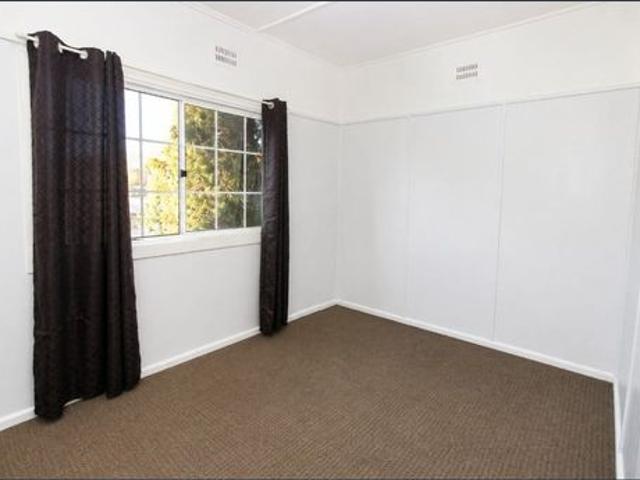 Cosy Two Bedroom Home with Spacious Backyard