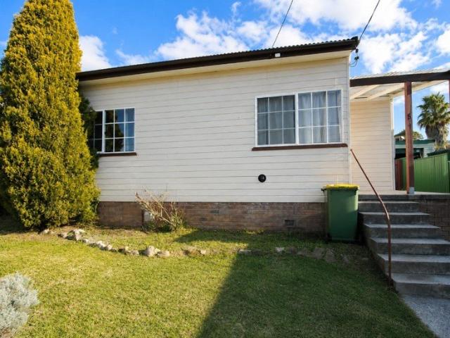 Cosy Two Bedroom Home with Spacious Backyard