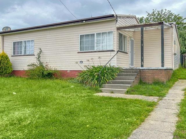 Cosy Two Bedroom Home with Spacious Backyard
