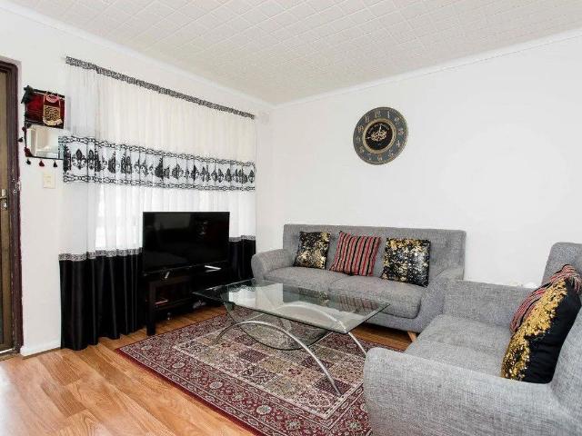 Cosy Two Bedroom Retreat with Everyday Essentials Nearby