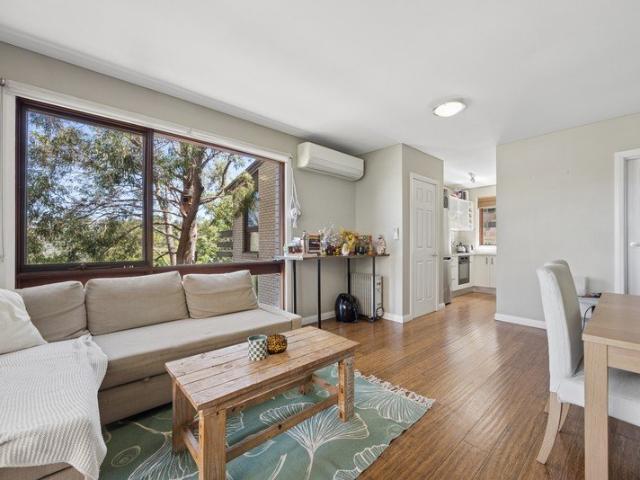 Cosy Two Bedroom Unit with Double Parking Plus Storage Walk to the Lake, Bike Trails & Town