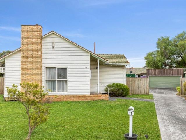 Cosy Three Bedroom Home in Convenient Location!