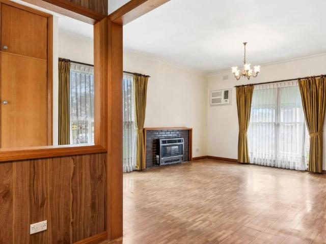 Cosy Three Bedroom Home in Convenient Location!