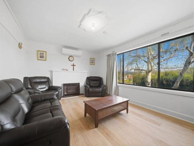 Cosy & Tidy rental Living in the Heart of Hamilton