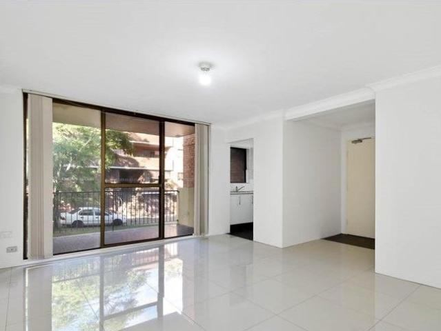 COSY UNIT IN GREAT LOCATION