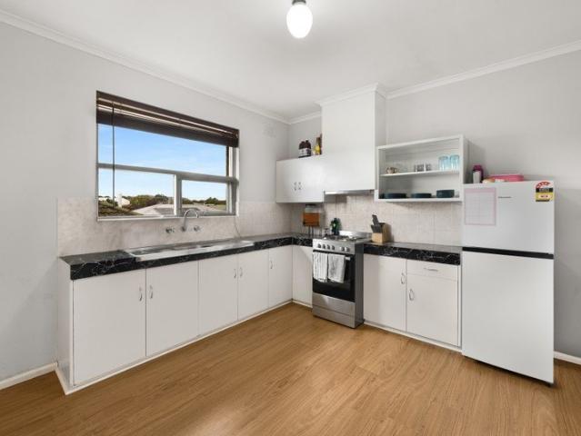 Cosy Unit with Convenient Living