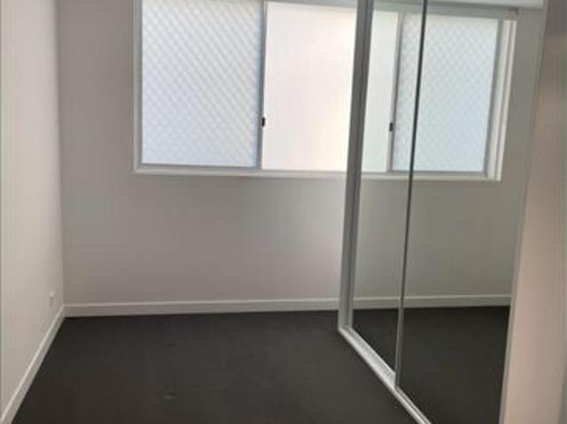 Cosy 1 Bedroom Rental Unit in Southport Affordable Living with Parking Included!