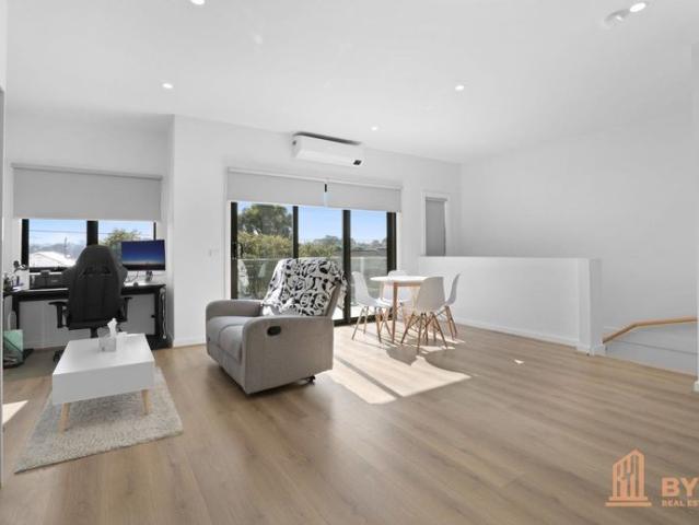 COSY 2 BEDROOM TOWNHOUSE IN SPRINGVALE CENTRAL!
