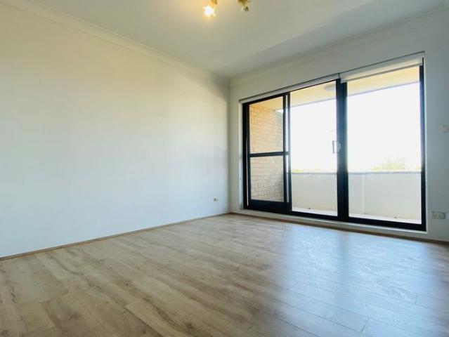 Cosy 2 bedroom unit at a convenient location new kitchen/ floorboard/ built in robe