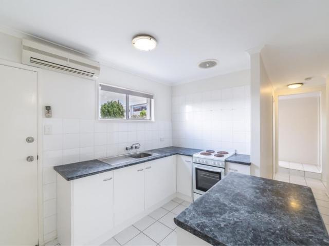 COSY 2 BEDROOM UNIT IN HEART OF WEST END!