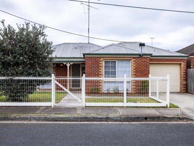 COSY 2 BEDROOM UNIT IN PRIME LOCATION