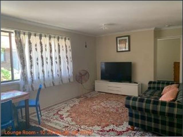 COSY 2 BEDROOM UNIT WTH POOL & CARPORT!