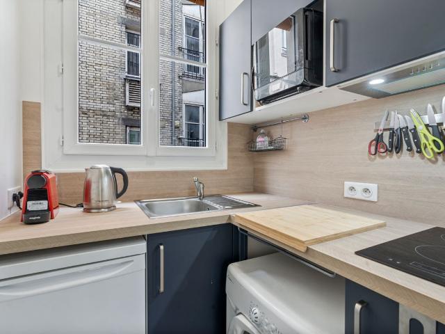 Cosy 2 bedroom Eiffel Tower doorstep, Paris Amsterdam Apartments for Rent