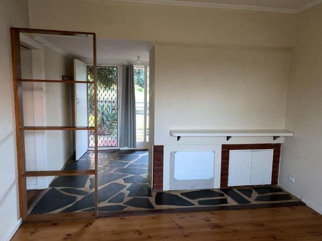 Cosy 2 Bedroom Home with a Huge Backyard!