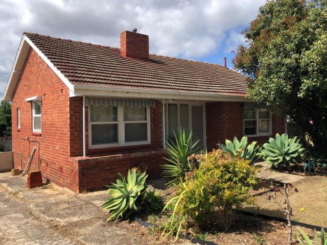 Cosy 2 Bedroom Home with a Huge Backyard!