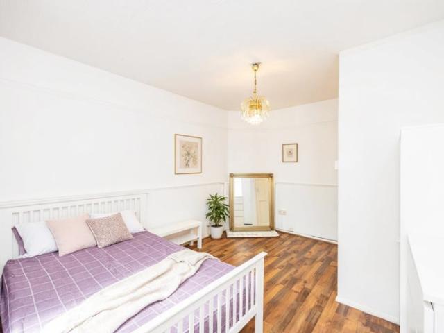 Cosy 3 Bed Flat with Lounge in Shoreditch