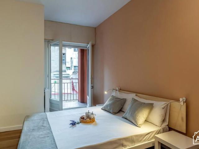Cosy 3 Bedroom flat with a Balcony in Gràcia