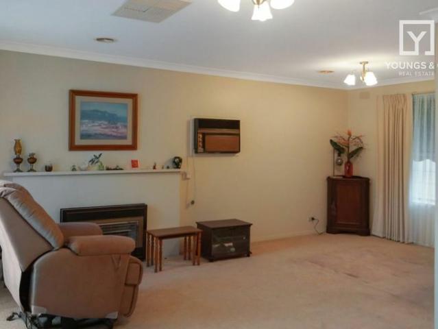 Cosy 3 bedroom home close to schools and shops!