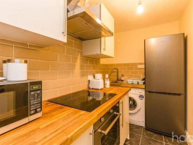Cosy 3 Rooms Flat Priced to go quickly!
