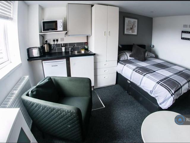 Coseley, West Midlands, WV14 Studio to rent £675 pcm £156 pw