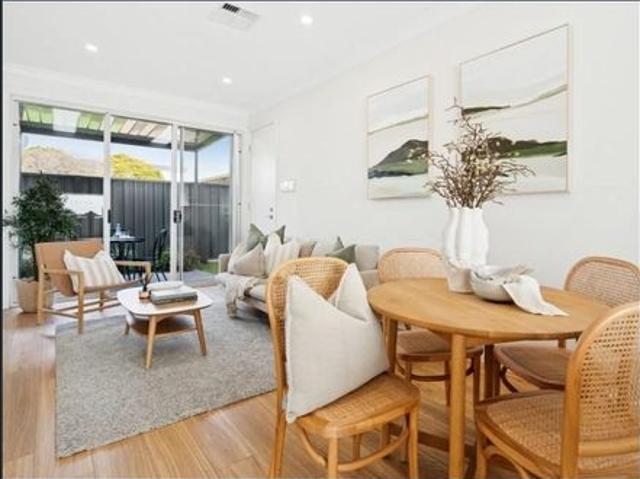 Cosmopolitan Living In Convenient Location