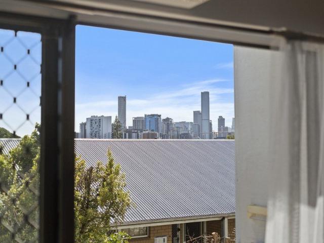 Cosmopolitan Living in the Heart of West End Lakasbah