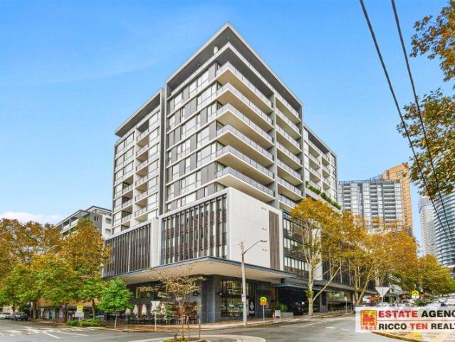 COSMOPOLITAN LIFESTYLE. 2 BR + PARKING + LOCATION
