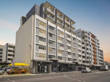 Cosmopolitan, north facing apartment on Lvl 4 moments from vibrant amenities